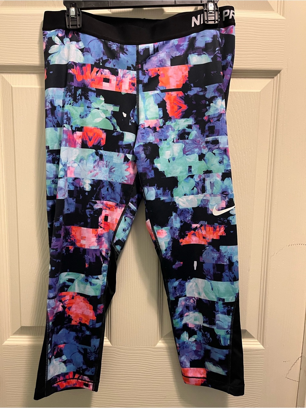 Nike women’s Black Navy Multi-Color Abstract Capri Leggings